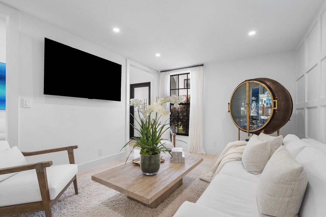 待售: $1,370,000 (2 贝兹, 2 浴室, 1292 平方英尺)