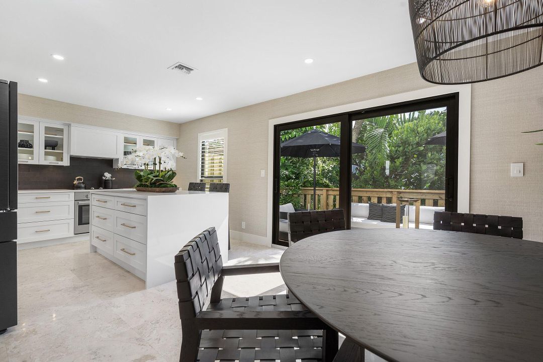 待售: $1,370,000 (2 贝兹, 2 浴室, 1292 平方英尺)