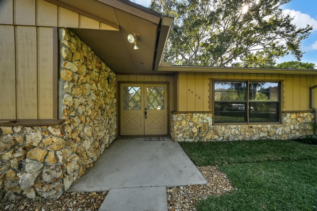 Active With Contract: $340,000 (3 beds, 2 baths, 1533 Square Feet)