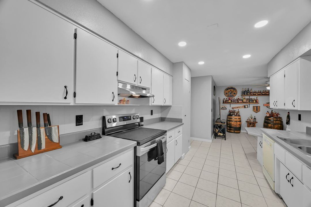 Active With Contract: $340,000 (3 beds, 2 baths, 1533 Square Feet)