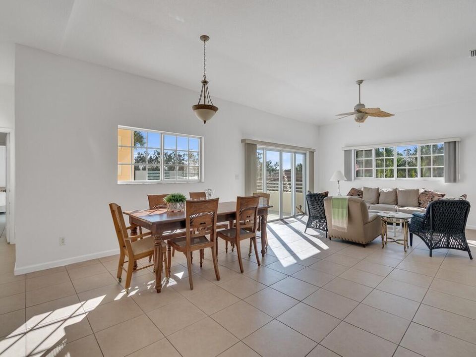 En Venta: $274,900 (3 camas, 3 baños, 2042 Pies cuadrados)