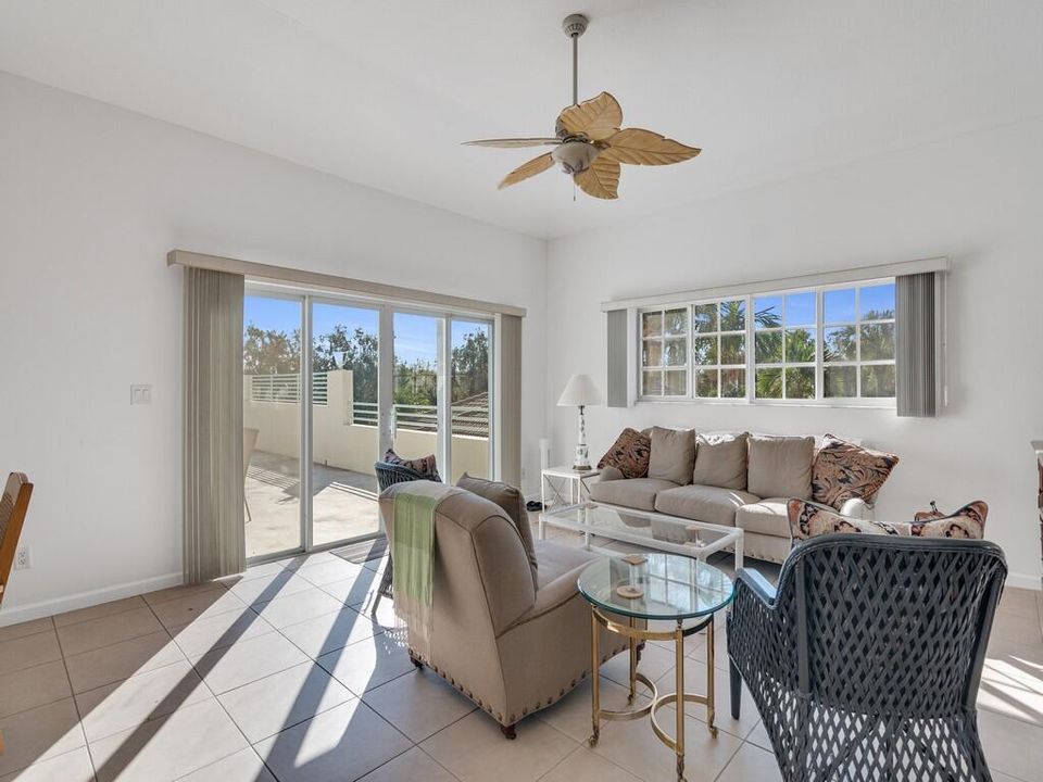 En Venta: $274,900 (3 camas, 3 baños, 2042 Pies cuadrados)