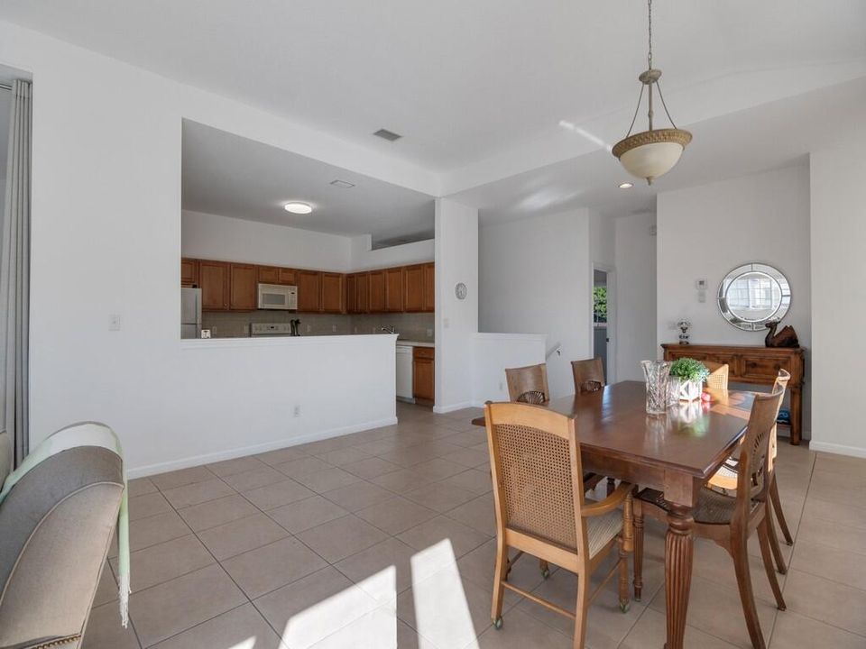 En Venta: $274,900 (3 camas, 3 baños, 2042 Pies cuadrados)