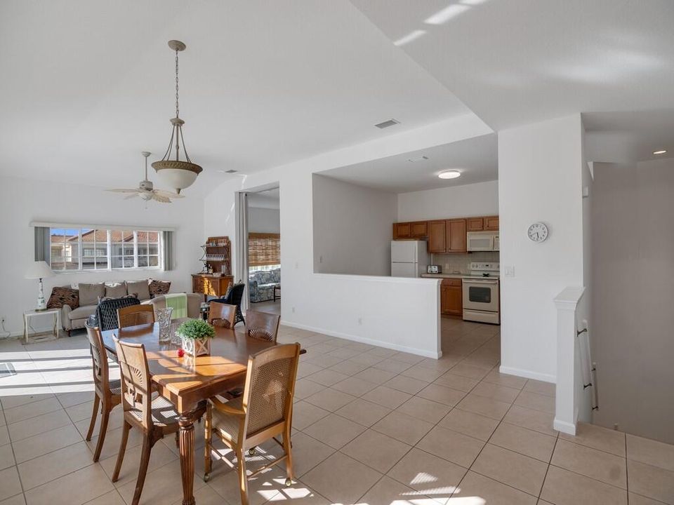 En Venta: $274,900 (3 camas, 3 baños, 2042 Pies cuadrados)