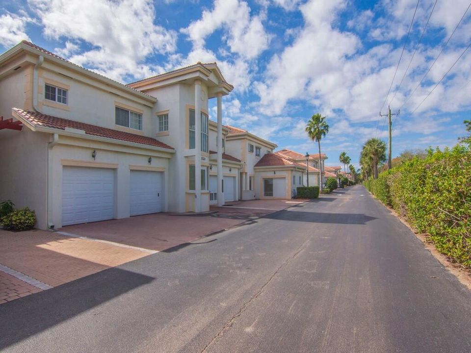 En Venta: $274,900 (3 camas, 3 baños, 2042 Pies cuadrados)