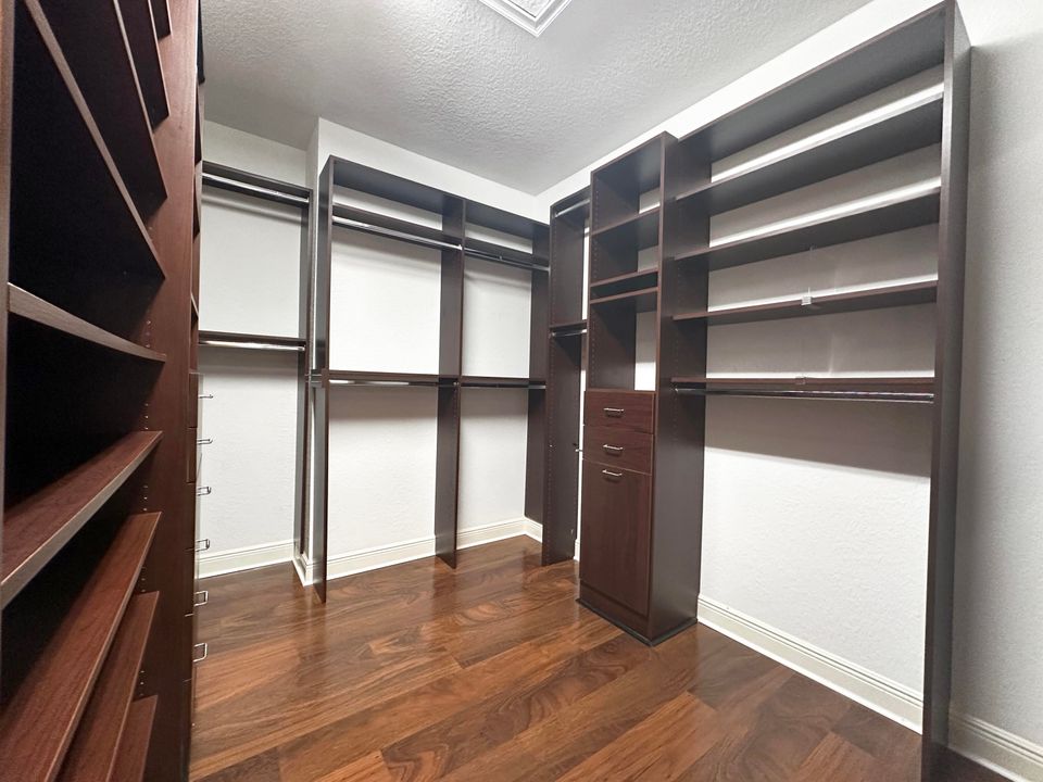 For Sale: $574,900 (3 beds, 2 baths, 2204 Square Feet)