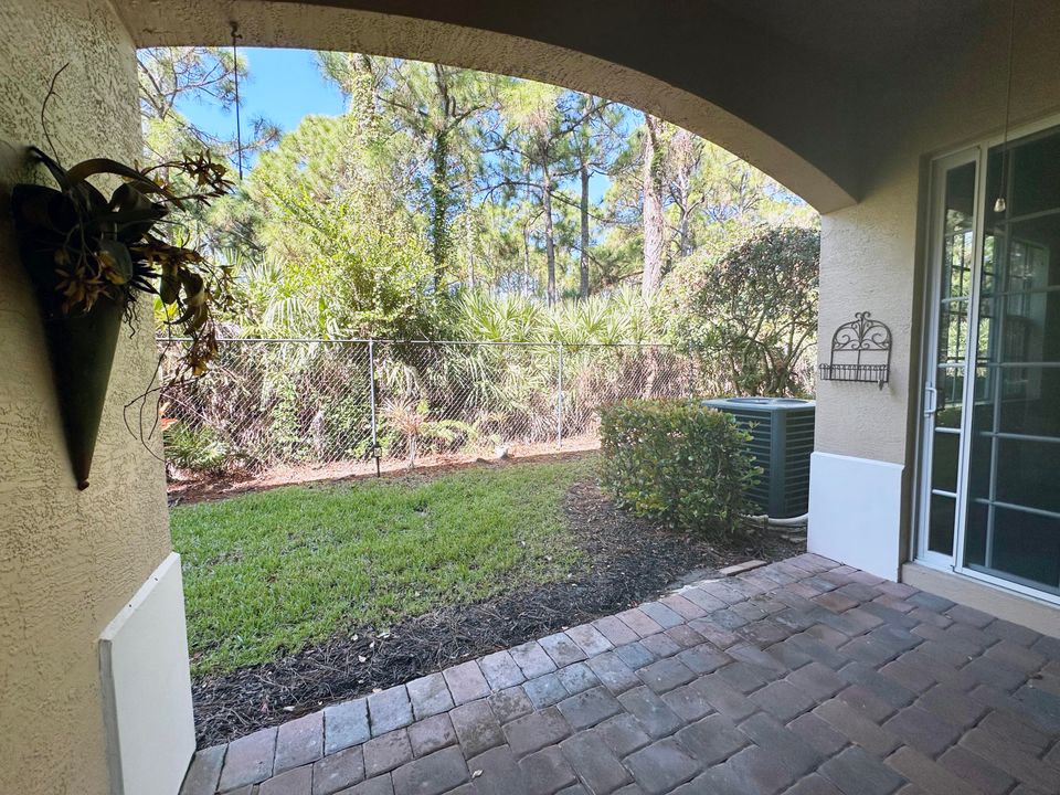 For Sale: $574,900 (3 beds, 2 baths, 2204 Square Feet)