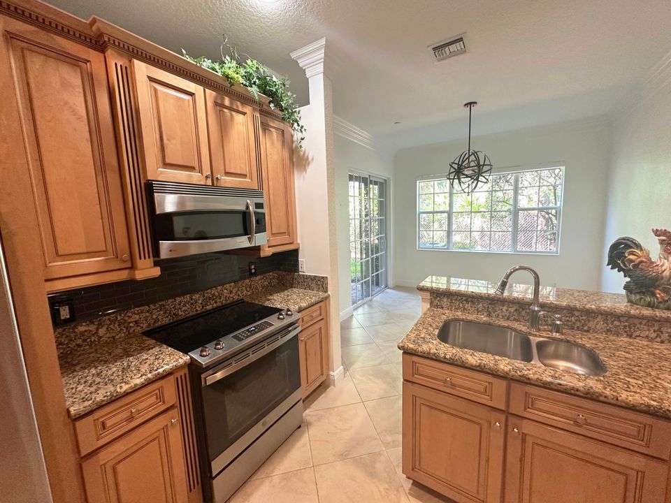 For Sale: $574,900 (3 beds, 2 baths, 2204 Square Feet)