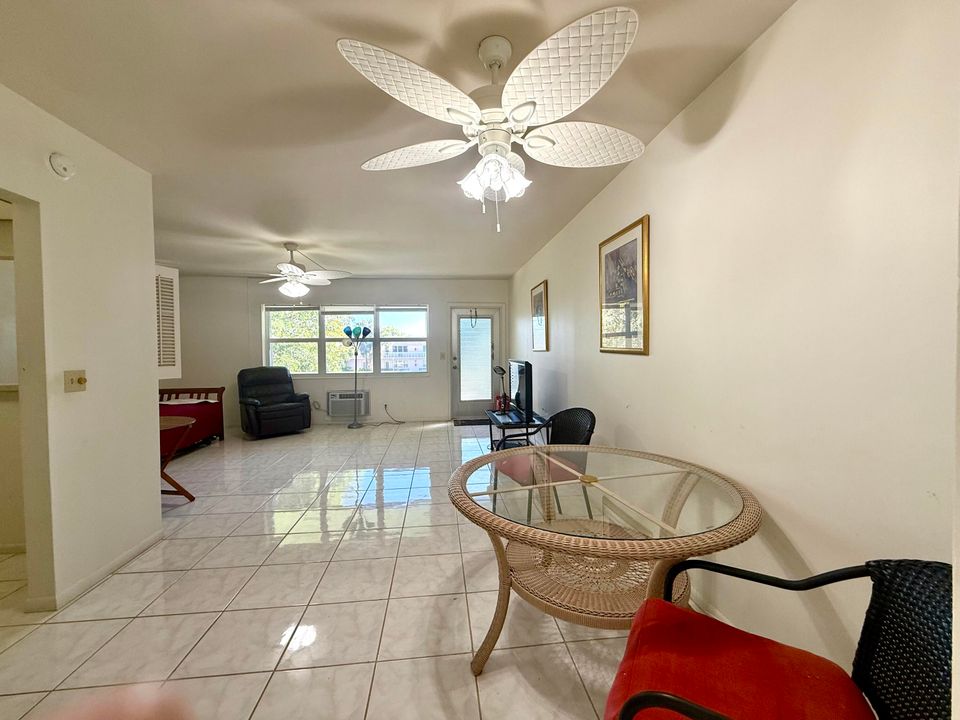 For Rent: $1,200 (2 beds, 1 baths, 684 Square Feet)