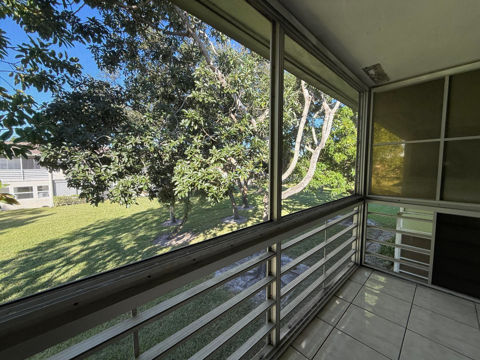 For Rent: $1,200 (2 beds, 1 baths, 684 Square Feet)