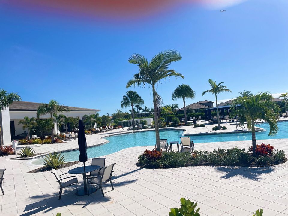 En Venta: $839,000 (3 camas, 3 baños, 2200 Pies cuadrados)