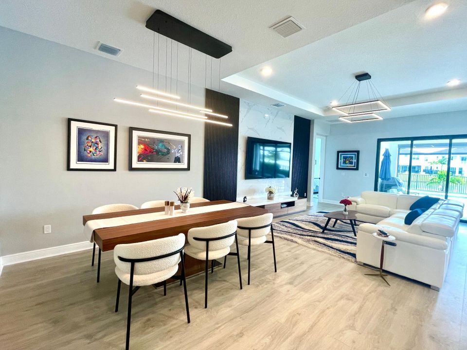 En Venta: $839,000 (3 camas, 3 baños, 2200 Pies cuadrados)