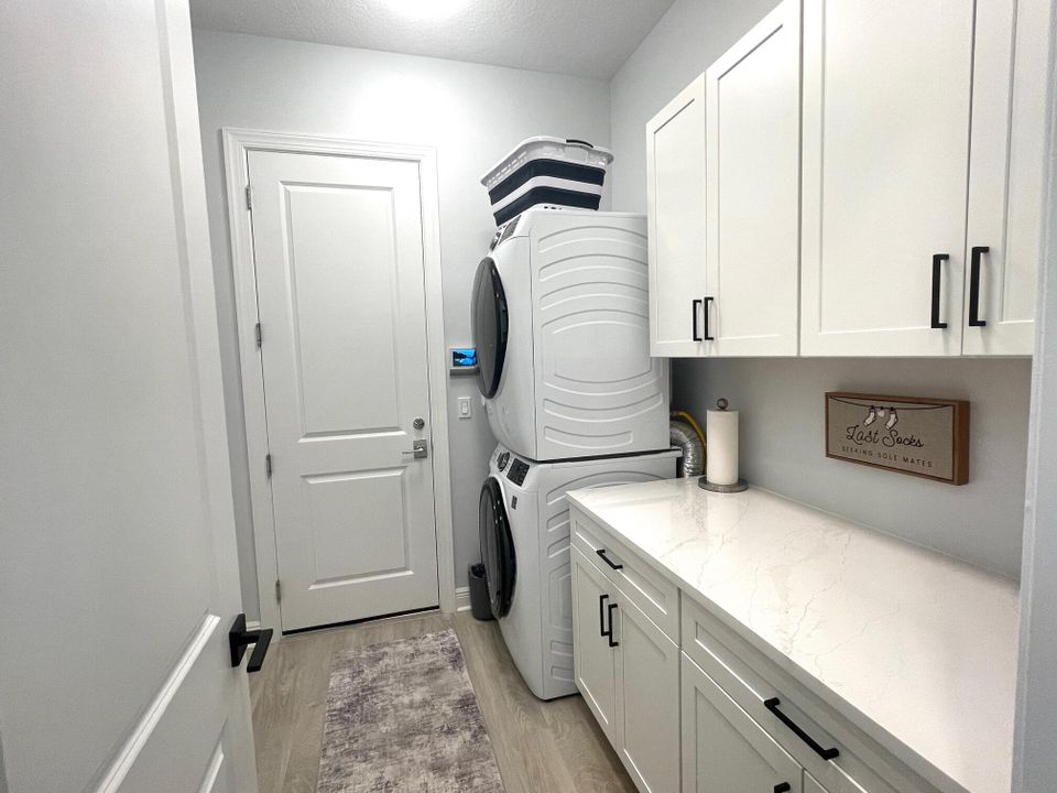 En Venta: $839,000 (3 camas, 3 baños, 2200 Pies cuadrados)