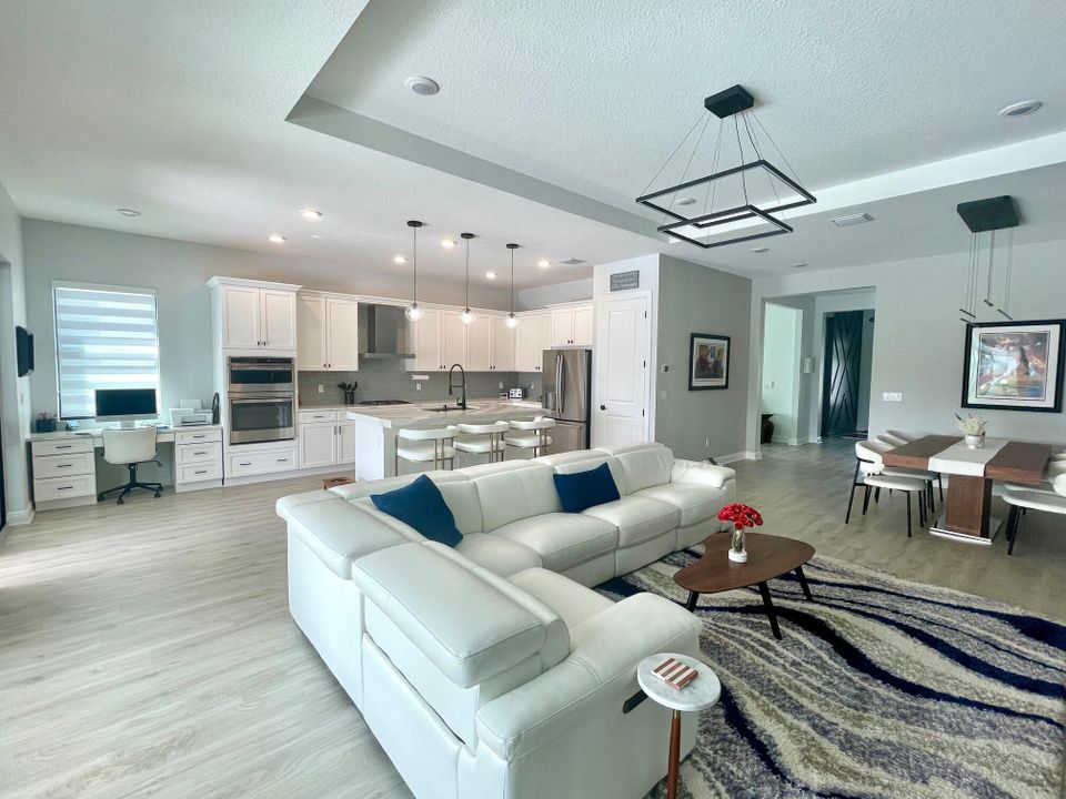 En Venta: $839,000 (3 camas, 3 baños, 2200 Pies cuadrados)