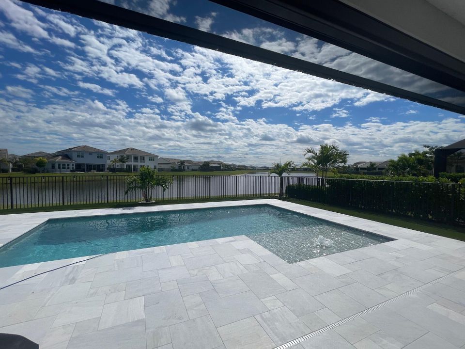 En Venta: $839,000 (3 camas, 3 baños, 2200 Pies cuadrados)