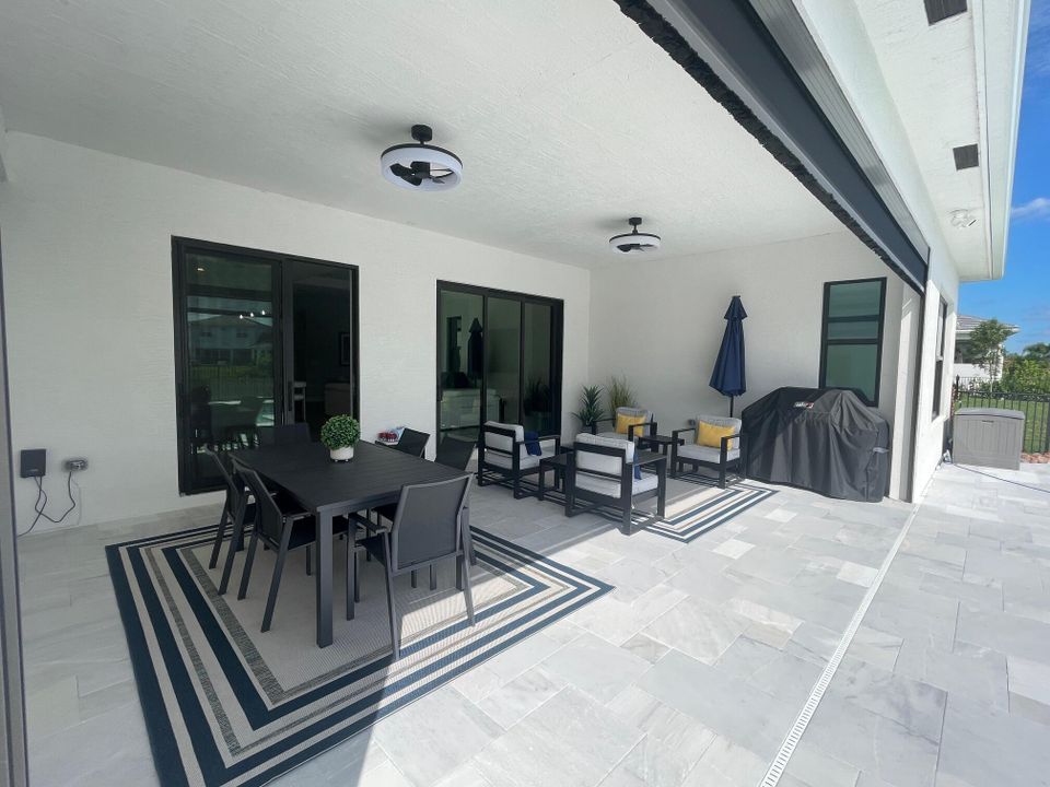 En Venta: $839,000 (3 camas, 3 baños, 2200 Pies cuadrados)