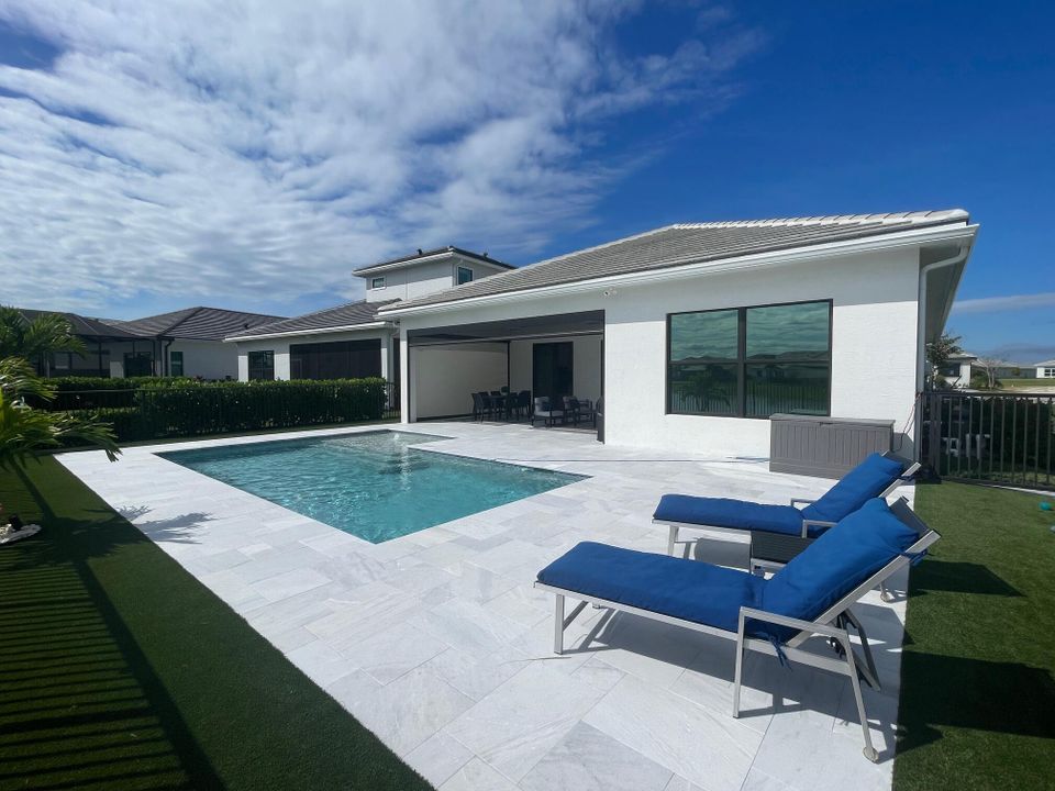 En Venta: $839,000 (3 camas, 3 baños, 2200 Pies cuadrados)