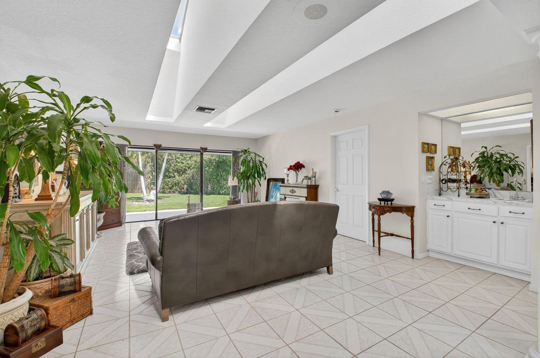 Activo con contrato: $599,999 (3 camas, 3 baños, 2193 Pies cuadrados)