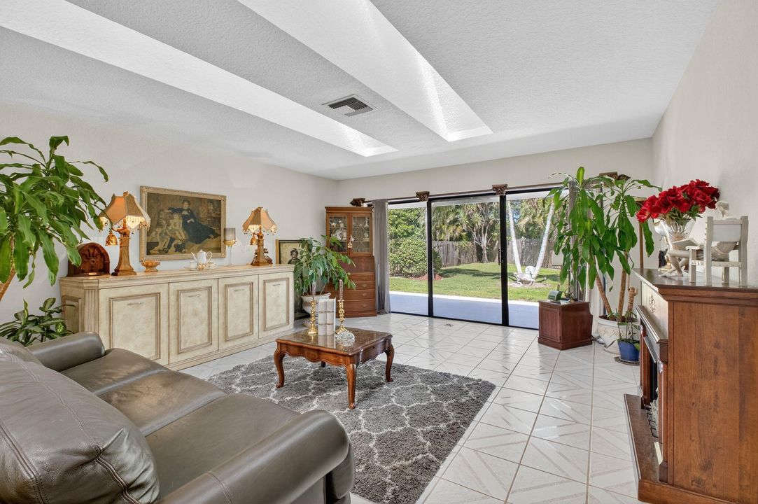 Activo con contrato: $599,999 (3 camas, 3 baños, 2193 Pies cuadrados)