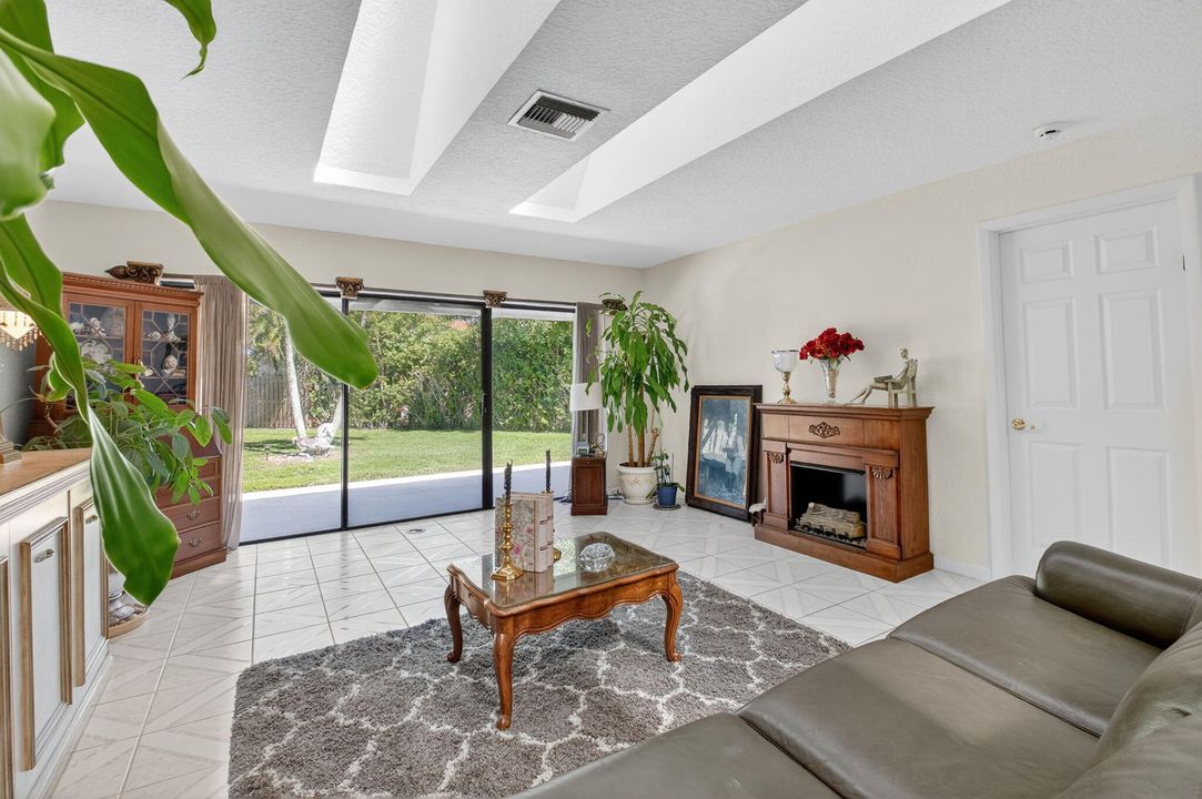 Activo con contrato: $599,999 (3 camas, 3 baños, 2193 Pies cuadrados)