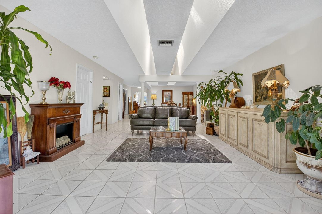 Activo con contrato: $599,999 (3 camas, 3 baños, 2193 Pies cuadrados)