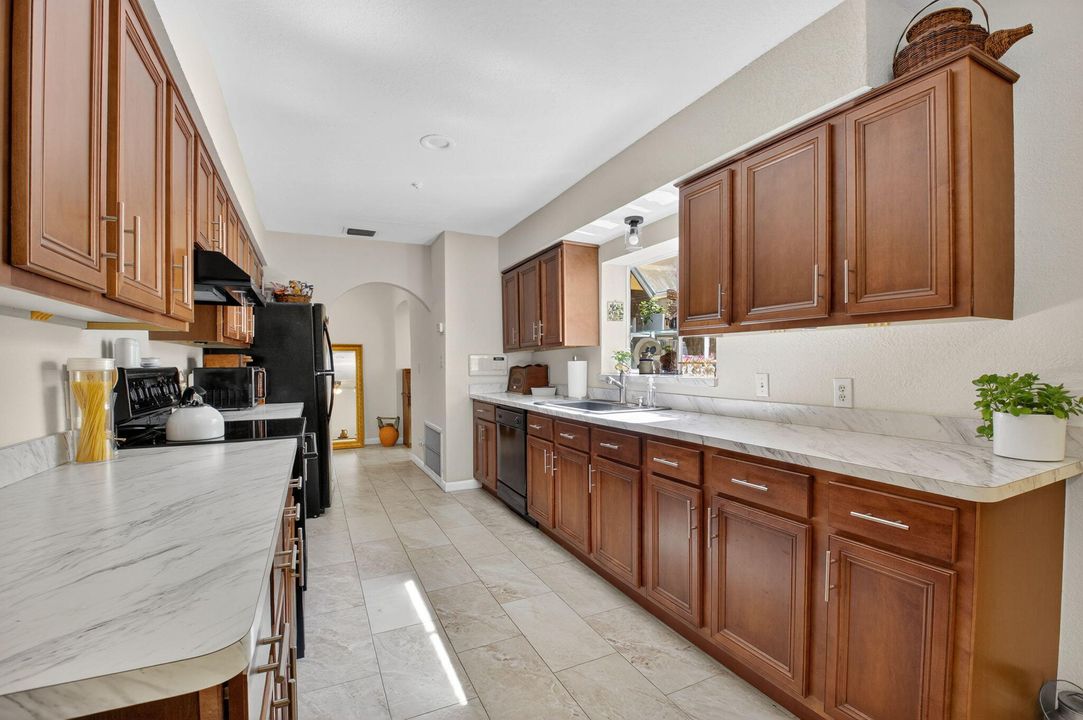 Activo con contrato: $599,999 (3 camas, 3 baños, 2193 Pies cuadrados)