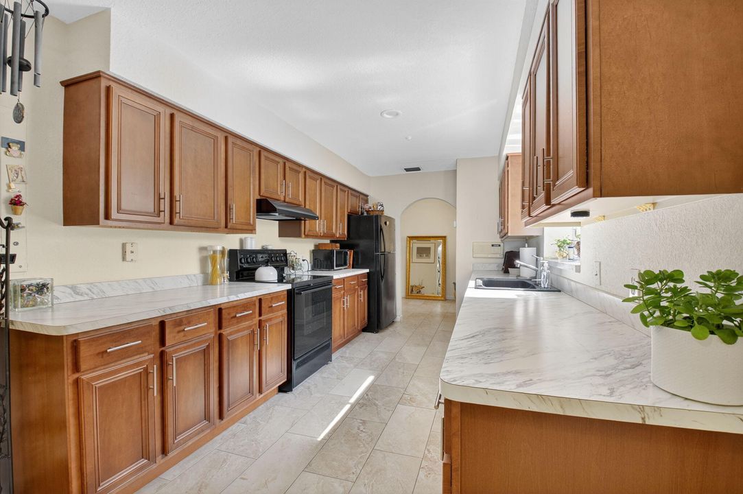 Activo con contrato: $599,999 (3 camas, 3 baños, 2193 Pies cuadrados)