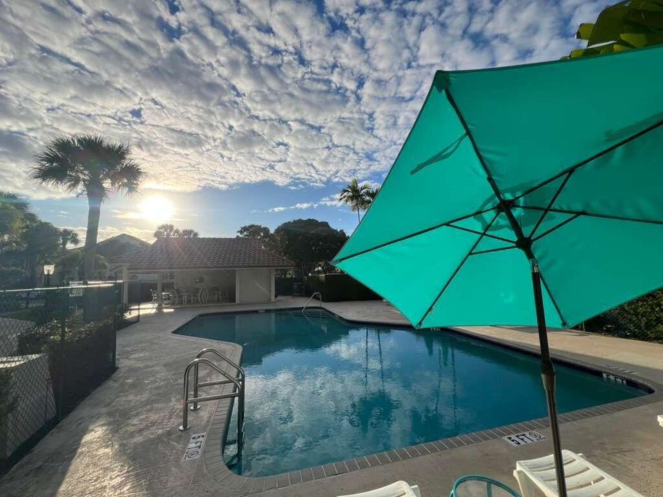 На продажу: $345,000 (2 спален, 2 ванн, 1250 Квадратных фут)