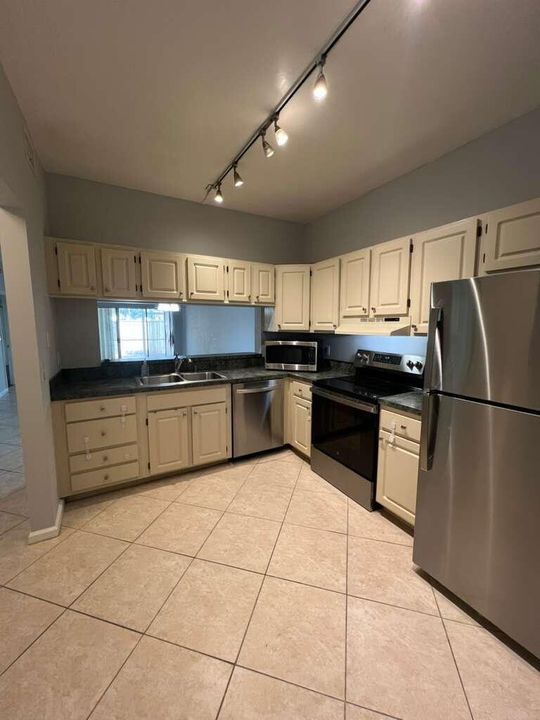 На продажу: $345,000 (2 спален, 2 ванн, 1250 Квадратных фут)