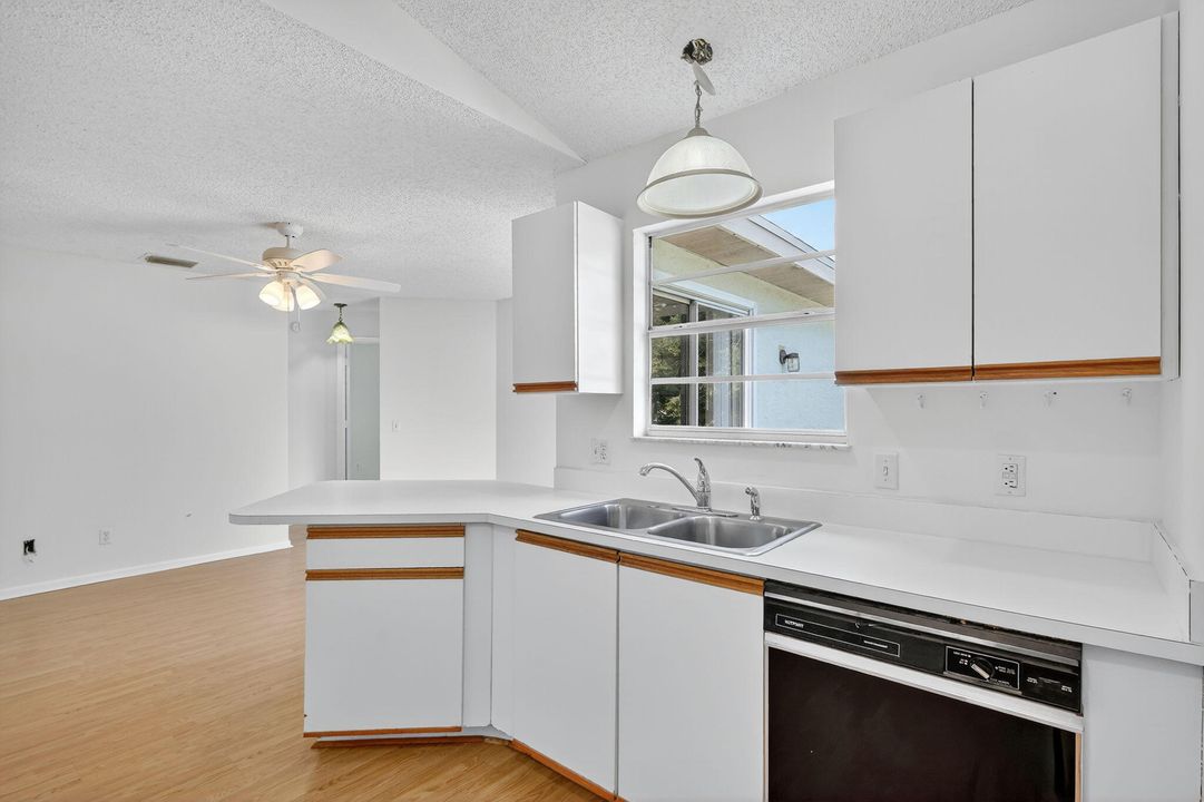 For Sale: $339,000 (3 beds, 2 baths, 1412 Square Feet)