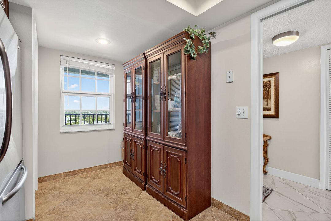 待售: $255,000 (2 贝兹, 2 浴室, 1216 平方英尺)