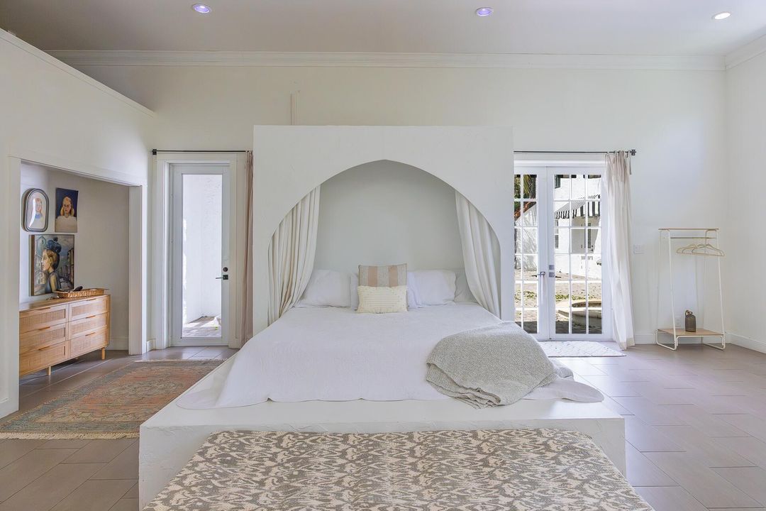 For Rent: $17,000 (7 beds, 4 baths, 3796 Square Feet)