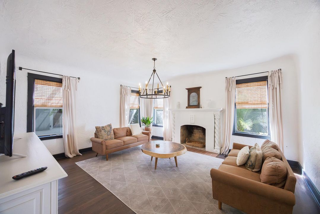 For Rent: $17,000 (7 beds, 4 baths, 3796 Square Feet)