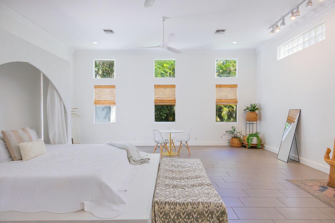 For Rent: $17,000 (7 beds, 4 baths, 3796 Square Feet)