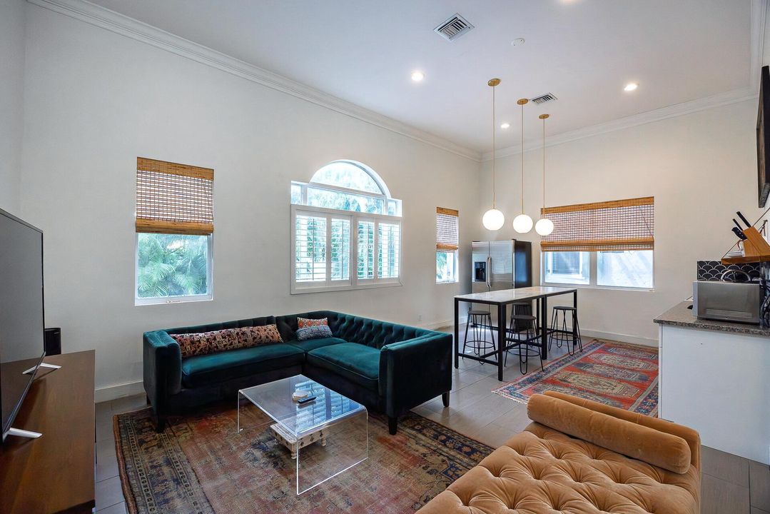 For Rent: $17,000 (7 beds, 4 baths, 3796 Square Feet)