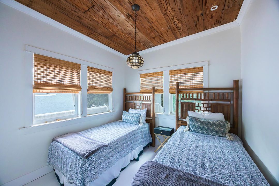 For Rent: $17,000 (7 beds, 4 baths, 3796 Square Feet)