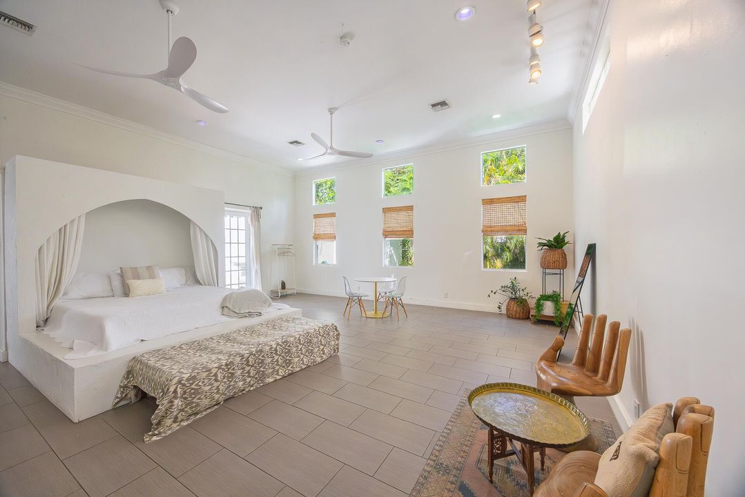 For Rent: $17,000 (7 beds, 4 baths, 3796 Square Feet)