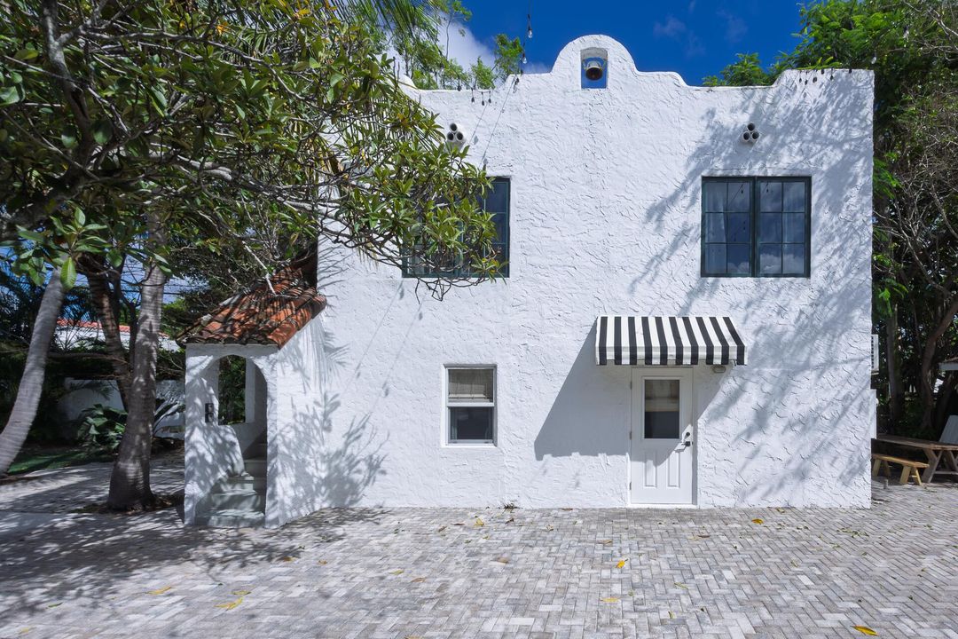 For Rent: $17,000 (7 beds, 4 baths, 3796 Square Feet)