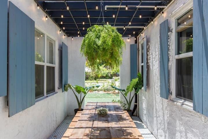 For Rent: $17,000 (7 beds, 4 baths, 3796 Square Feet)