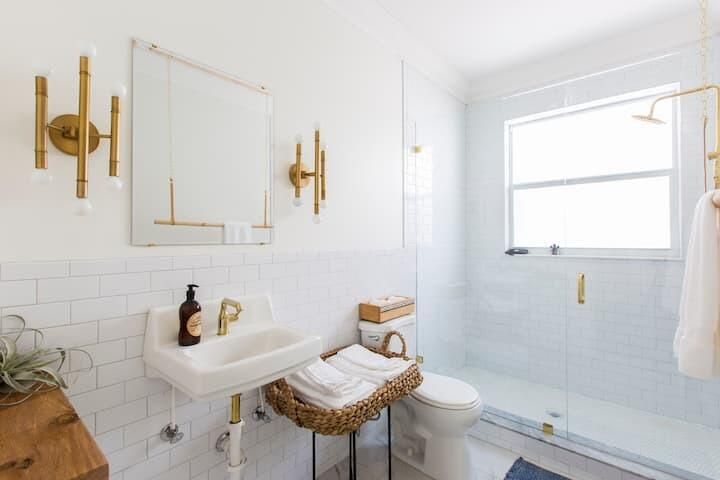 For Rent: $17,000 (7 beds, 4 baths, 3796 Square Feet)