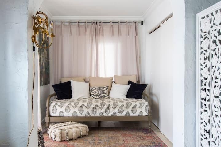 For Rent: $17,000 (7 beds, 4 baths, 3796 Square Feet)