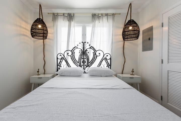 For Rent: $17,000 (7 beds, 4 baths, 3796 Square Feet)