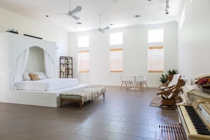 For Rent: $17,000 (7 beds, 4 baths, 3796 Square Feet)