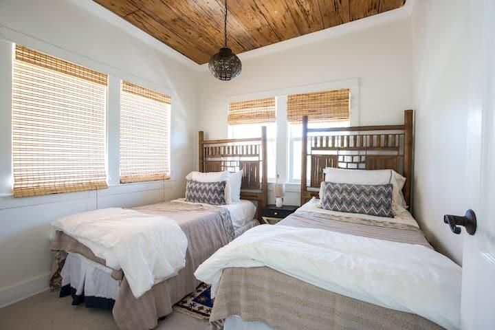 For Rent: $17,000 (7 beds, 4 baths, 3796 Square Feet)