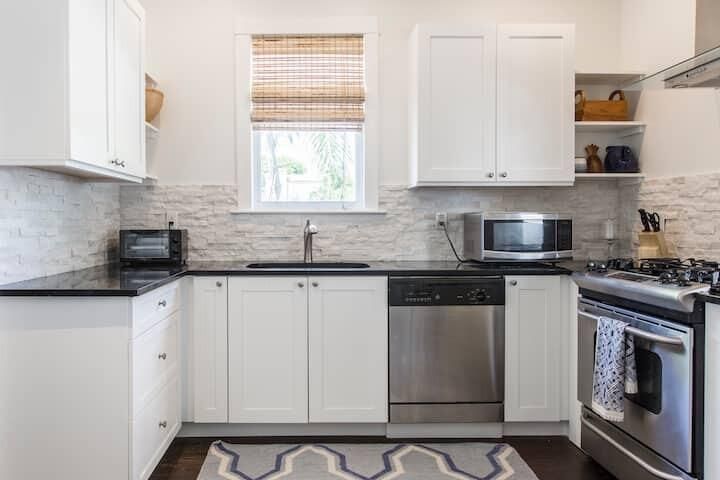 For Rent: $17,000 (7 beds, 4 baths, 3796 Square Feet)