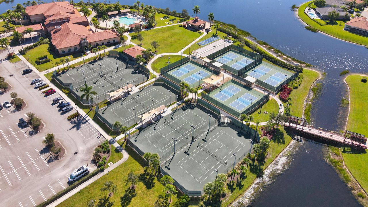 待售: $335,000 (2 贝兹, 2 浴室, 1738 平方英尺)