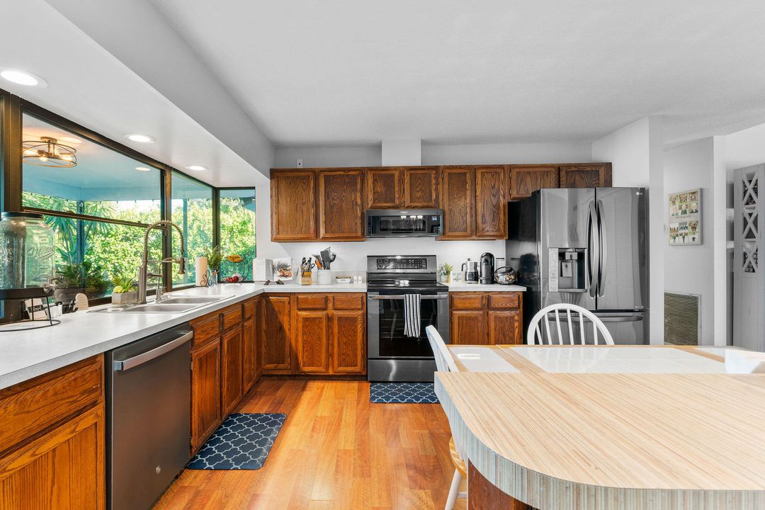 Под контрактом: $355,000 (3 спален, 2 ванн, 1782 Квадратных фут)