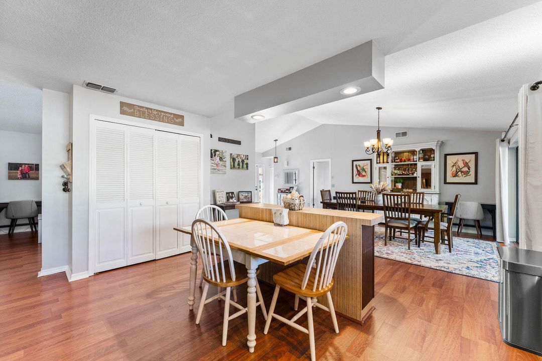 Под контрактом: $355,000 (3 спален, 2 ванн, 1782 Квадратных фут)