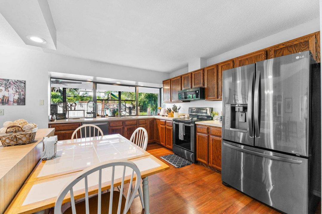 Под контрактом: $355,000 (3 спален, 2 ванн, 1782 Квадратных фут)