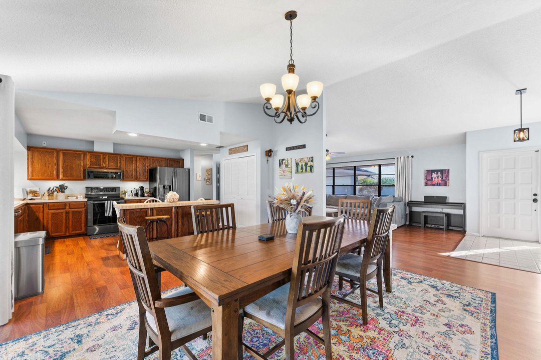 Под контрактом: $355,000 (3 спален, 2 ванн, 1782 Квадратных фут)